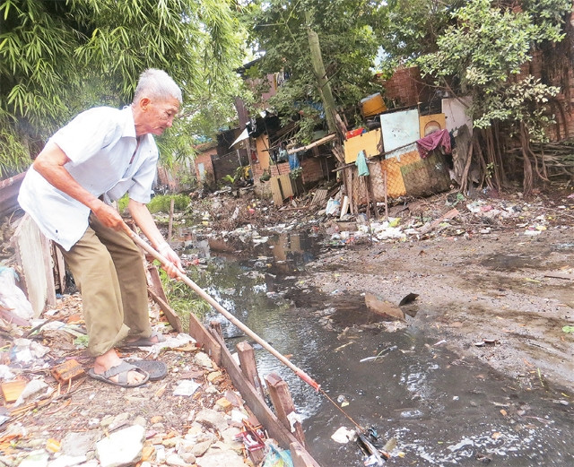 Ông Bảy Tân hằng ngày vẫn cặm cụi vớt rác.