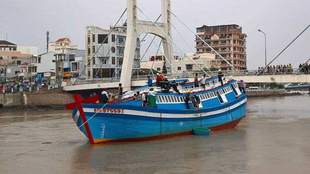 Vào lúc 17 giờ 15 phút, tàu cá BTh 97559 Ts bị mắc kẹt dưới gầm cầu Lê Hồng Phong đã được giải cứu thành công.