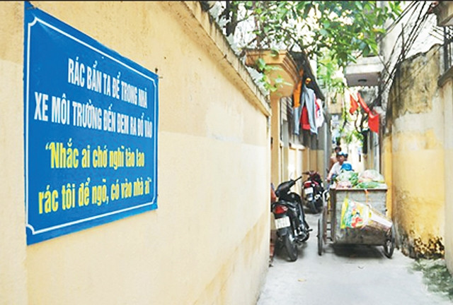Nhờ làm tốt công tác tuyên truyền nên ngõ 121 Lê Thanh Nghị (phường Đồng Tâm, quận Hai Bà Trưng) tuy rất hẹp và nhiều ngóc ngách nhưng người dân luôn đổ rác đúng nơi quy định.