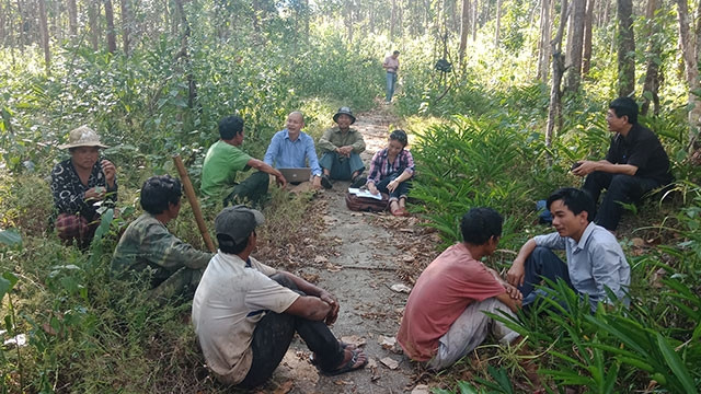 Cùng thảo luận mô hình cộng đồng quản lý rừng ở Vườn quốc gia Chư Mom Ray (Sa Thầy, Kon Tum). Ảnh: tư liệu