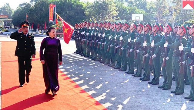 Chủ tịch Quốc hội Nguyễn Thị Kim Ngân duyệt đội danh dự.