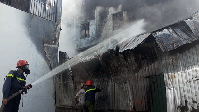 Lực lượng chữa cháy nỗ lực cứu tài sản người dân.