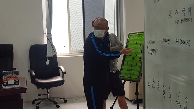 HLV Park vẫn đang miệt mài tìm thêm sự mới lạ, hiệu quả cho lối chơi của đội tuyển Việt Nam.