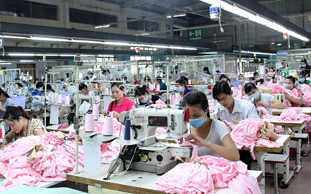 May hàng xuất khẩu tại Công ty may mặc ChuTex (KCN Sóng Thần, thị xã Dĩ An, tỉnh Bình Dương). Ảnh: TRỊNH BÌNH