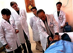 Giáo sư Nguyễn Tài Thu hướng dẫn
sử dụng điện mãng châm tại Viện
Châm cứu TƯ.