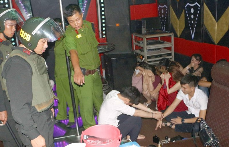 Các đối tượng có biểu hiện sử dụng ma túy tại quán karaoke bị công an Vĩnh Long phát hiện. (Ảnh: Công an cung cấp)