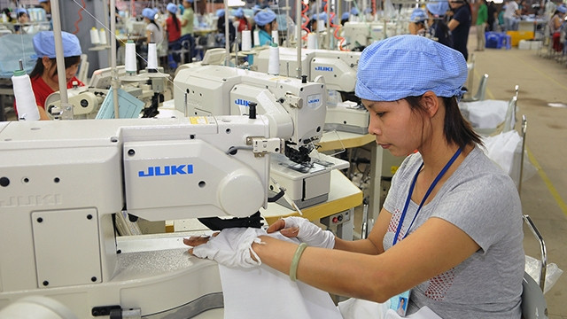 Nữ công nhân làm việc trong một xưởng may tại KCN Lương Sơn (Hòa Bình). Ảnh: NGUYỄN ÐĂNG