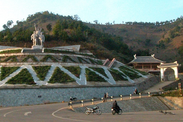 Tượng đài di tích Ngã ba Cò Nòi.