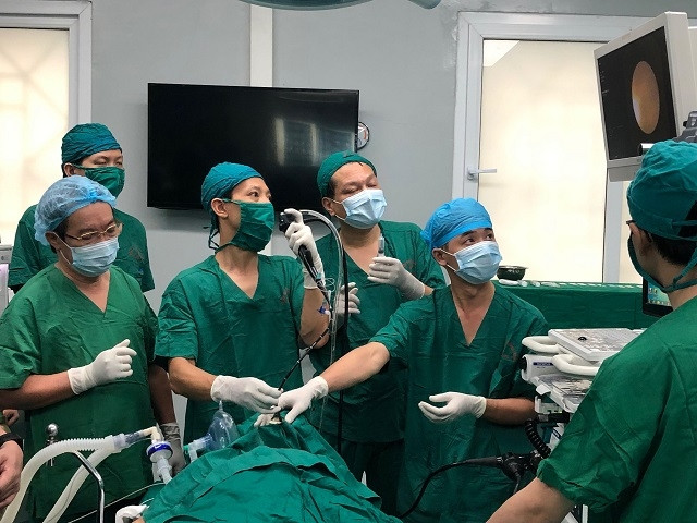 Các bác sĩ thực hiện kỹ thuật nội soi phế quản siêu âm cho bệnh nhân.