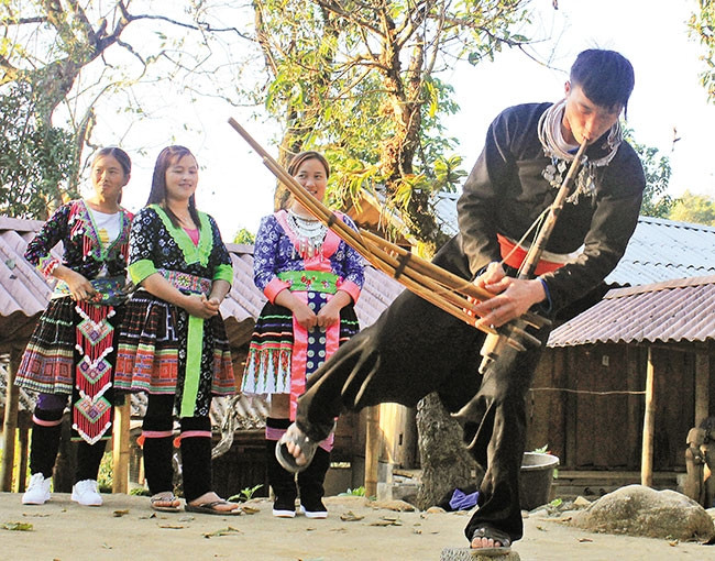 Múa Khèn ngày xuân.