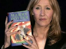 Tác giả Rowling và cuốn sách của mình.