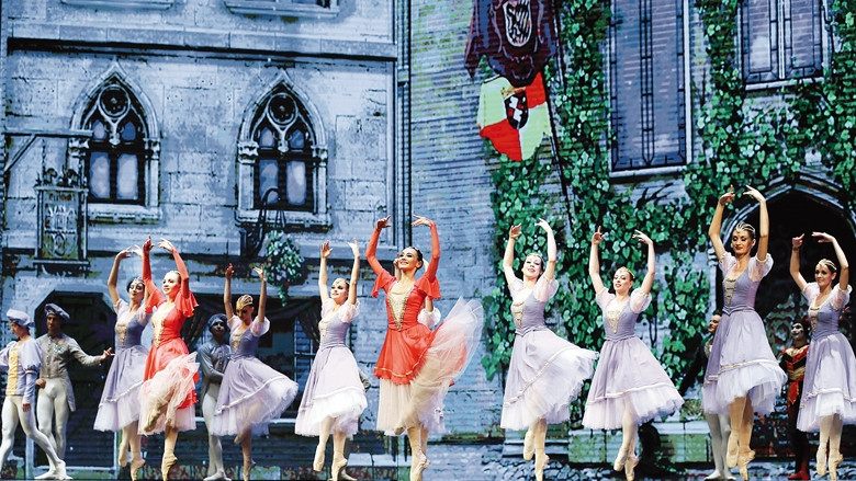  Ảnh trong bài: Vở Hồ Thiên Nga được các nghệ sĩ múa của Nhà hát Talarium Et Lux diễn tại Hà Nội năm 2015 làm mới hấp dẫn hơn. Ảnh: HỒNG VĨNH