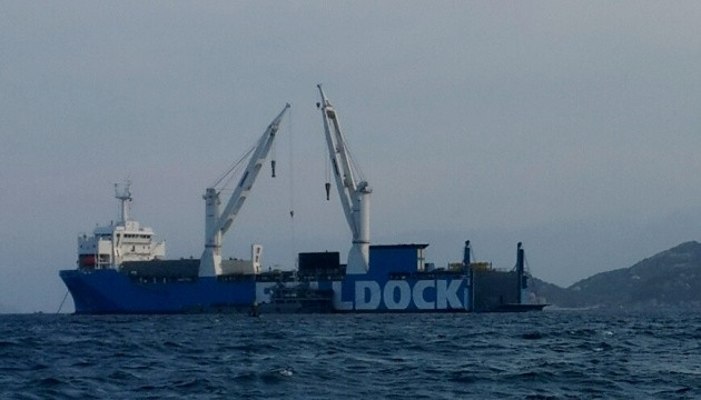 Tàu hàng Rolldock chở tàu ngầm Kilo thứ hai của Việt Nam ở vịnh Cam Ranh.