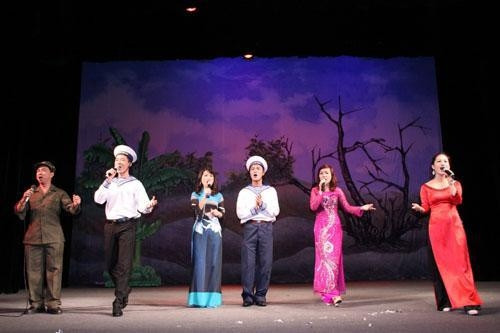 Đoàn nghệ sĩ Nhà hát Tuổi trẻ biểu diễn tại Trường Sa