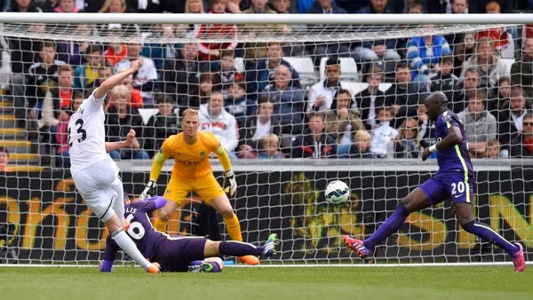 Sigurrdsson (áo trắng) ghi bàn cho Swansea, nhưng Man City thắng 4-2 Ảnh Getty