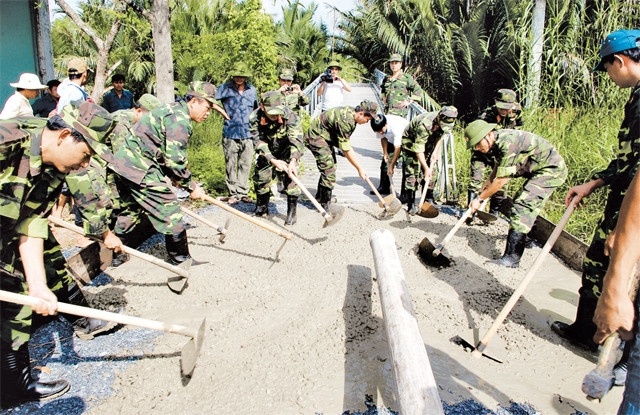 Lực lượng vũ trang tham gia làm đường giao thông nông thôn ở huyện Nhà Bè.