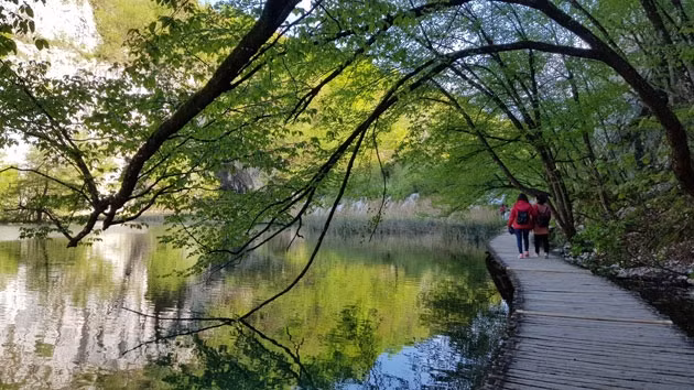 “Bức tranh sơn dầu” tuyệt sắc là có thật ở công viên quốc gia hồ Plitvice – Di sản thế giới.