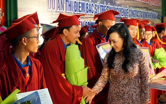 Bộ trưởng Y tế Nguyễn Thị Kim Tiến chúc mừng và tặng quà cho các bác sĩ trẻ tình nguyện.