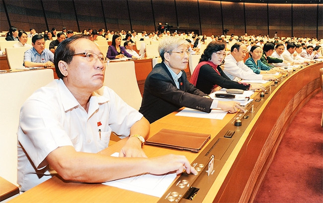 Các đại biểu QH bấm nút thông qua dự án Luật tại kỳ họp thứ mười, QH khóa XIII. Ảnh | Trần Hải