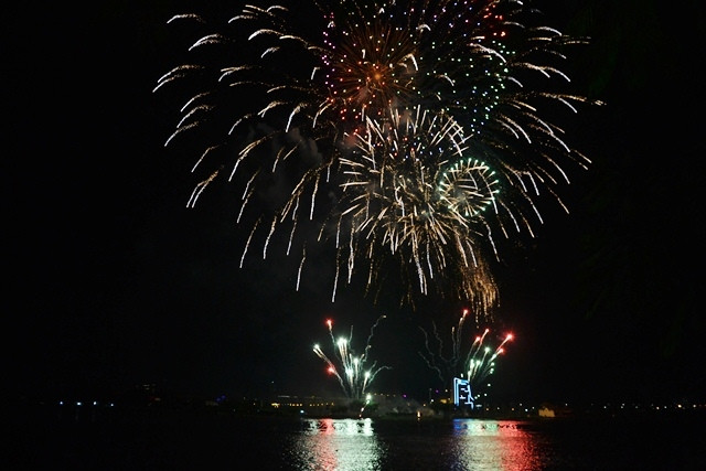 Màn bắn pháo hoa tầm cao phía quận 2, TP Hồ Chí Minh.