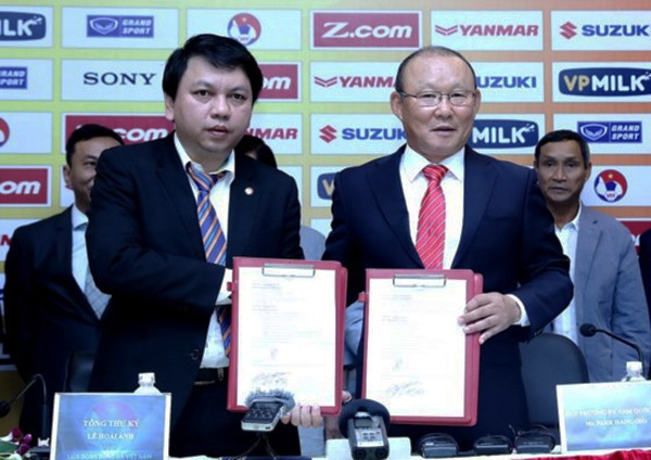HLV Park Hang Seo ký hợp đồng có thời hạn hai năm với Liên đoàn bóng đá Việt Nam.