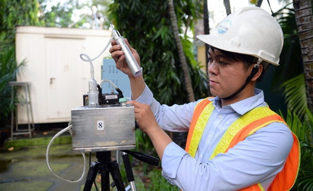 Cán bộ Trung tâm Quan trắc và Phân tích môi trường (Chi cục Bảo vệ môi trường TP Hồ Chí Minh) lấy mẫu không khí để phân tích các thông số ô nhiễm không khí tại Trạm quan trắc Hồng Bàng (quận 5).
