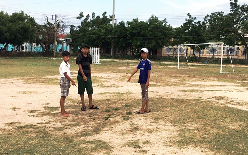 Sân vận động Văn Lâm, xã Phước Nam huyện Thuận Nam, tỉnh Ninh Thuận. Nơi hai em Duyệt và Quốc đang chơi đá bóng với nhóm bạn, bất ngờ bị sét đánh trúng gây thương vong vào chiều ngày 24-5 