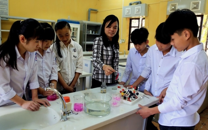 Giờ thực hành môn Hóa học của học sinh Trường Dân tộc nội trú Lập Thạch. (Ảnh: Trà Hương)