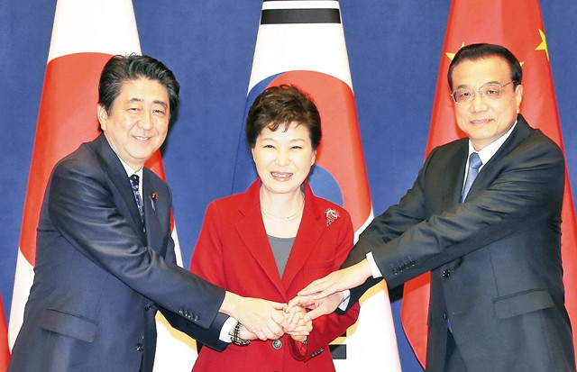 Thủ tướng Nhật Bản Sinzo Abe, Tổng thống Hàn Quốc Park Geun-hye và Thủ tướng Trung Quốc Lý Khắc Cường tại Hội đàm cấp cao giữa ba nước. Ảnh trong bài | Nguồn các báo nước ngoài.