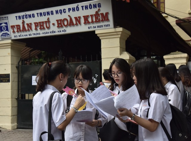 Thí sinh trao đổi về đề thi môn Toán sau khi ra khỏi phòng thi chiều 25-6