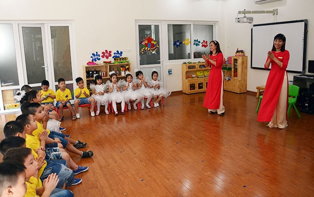 Giờ học của cô và trò Trường mầm non Thanh Xuân Bắc (Hà Nội). Ảnh: ĐĂNG ANH