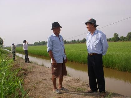 Bí thư Huyện ủy Hồng Dân Võ Văn Út (người bên phải) trò chuyện với nông dân.