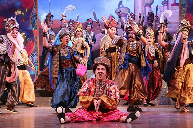 Cảnh trong vở Alibaba với đầy đủ 40 tên cướp với lại cây đèn thần của Alađin nữa đó.