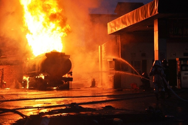 Chiếc xe bồn chở xăng dầu bốc cháy dữ dội.