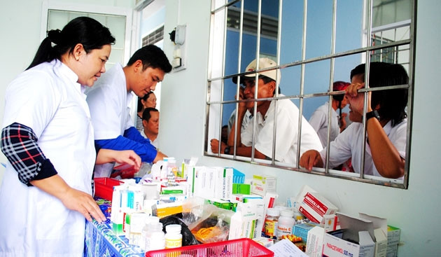 Người dân chờ lấy thuốc tại Trạm Y tế xã Khánh Hải (huyện Trần Văn Thời, Cà Mau). 