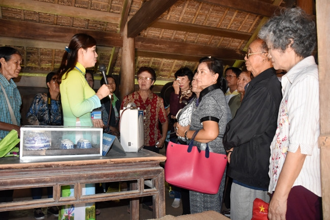 Đoàn cựu giáo viên thăm Khu di tích Kim Liên tại tỉnh Nghệ An.