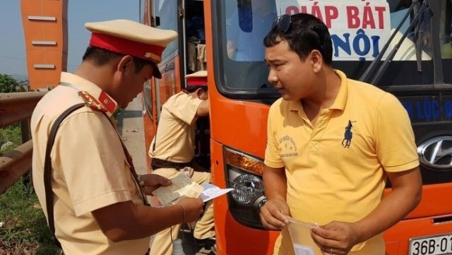 Lực lượng Cảnh sát giao thông (Công an TP Hà Nội) kiểm tra việc chấp hành Luật giao thông đối với xe khách liên tỉnh dịp Tết Nguyên đán.