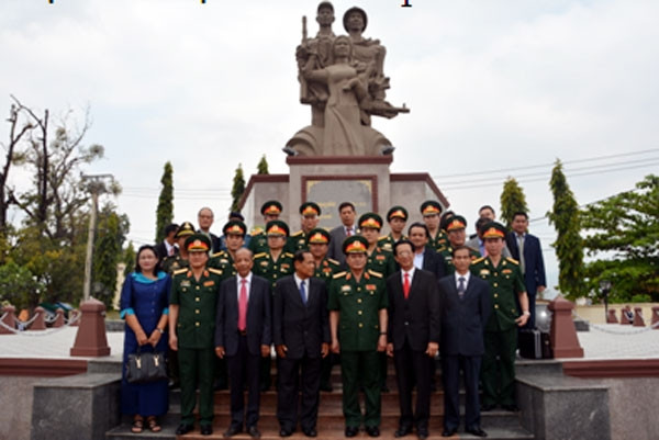 Các đại biểu chụp ảnh lưu niệm trước Đài tưởng niệm Liệt sĩ Campuchia – Việt Nam tỉnh Kampot.