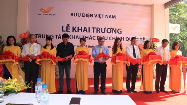 Thứ trưởng Bộ Thông tin - Truyền thông Nguyễn Minh Hồng tham quan Trung tâm Khai thác bưu chính quốc tế.