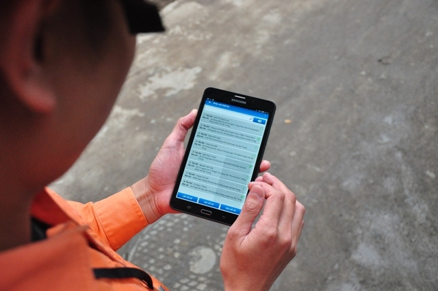 Các nhân viên EVN HANOI được trang bị những thiết bị công nghệ hiện đại để phục vụ giải quyết nhu cầu của khách hàng một cách nhanh nhất.