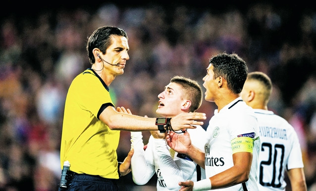 Trọng tài Deniz Aytekin đã đưa ra nhiều quyết định gây tranh cãi trong trận Barca - PSG. Ảnh | Getty