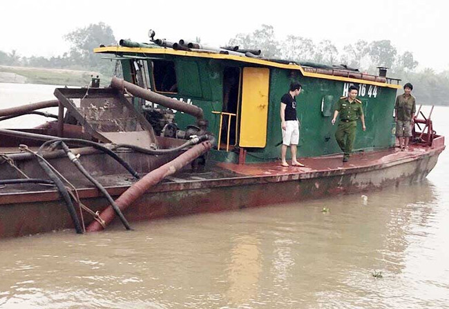 Tàu cát bị bắt giữ. 