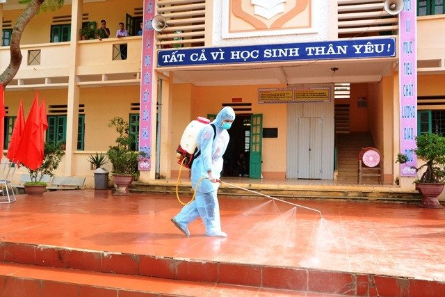 Nhân viên y tế phun thuốc khử trùng, phòng ngừa bệnh quai bị ở Trường PTDT bán trú Xuân Hòa.