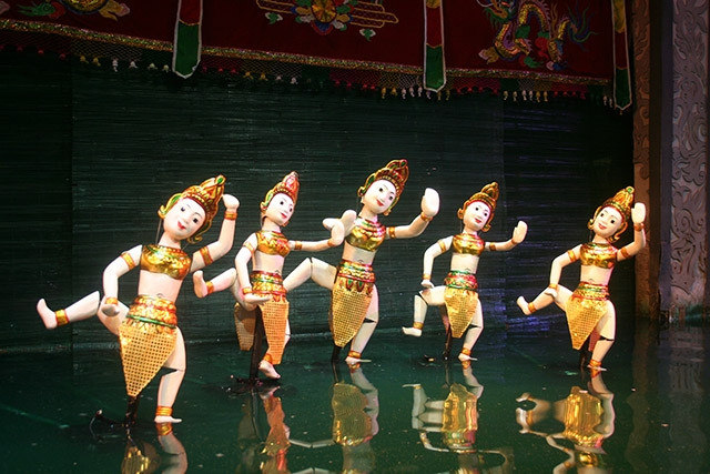 Cảnh trong vở rối Linh thiêng hai tiếng đồng bào (NH Múa rối Thăng Long). 