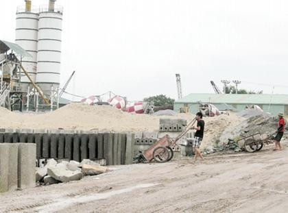 Khu vực nhà xưởng của Công ty cổ phần thương mại nam Thăng Long nằm trên hành lang thoát lũ của sông Hồng.