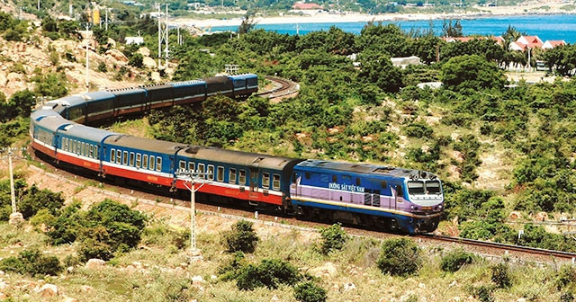 Hạ tầng đường sắt hiện nay xuống cấp, lạc hậu, việc đầu tư mới tuyến đường sắt tốc độ cao đang là vấn đề đặt ra cấp thiết.