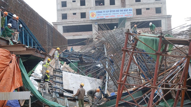 Toàn bộ giàn giáo đổ sập 