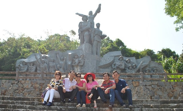 Một đoàn khách đến từ TP Hồ Chí Minh chụp ảnh lưu niệm tại khu di tích Hòn Đất.