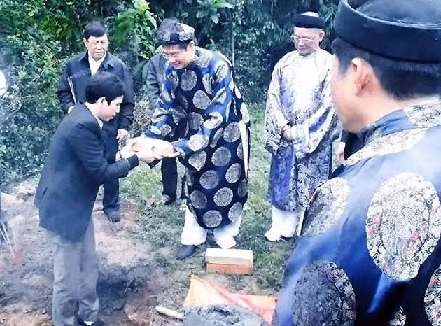 Nghi thức lễ đặt đá khởi công tu bổ công trình di tích lăng Trường Cơ.