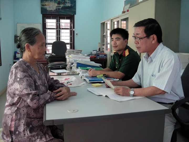 Cán bộ Sở Lao động - Thương binh và Xã hội và Bộ Chỉ huy quân sự tỉnh Quảng Trị tư vấn giúp thân nhân liệt sĩ tìm kiếm hài cốt liệt sĩ.